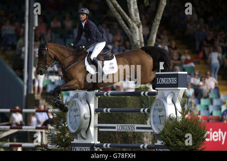 Der britische Ben Maher mit Wings Sulieme springt beim Furusiyya FEI Nations Cup of Great Britain, der von Longines am vierten Tag der Longines Royal International Horse Show in Hickstead präsentiert wird. Stockfoto