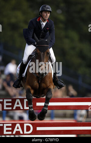 Der britische Ben Maher mit Wings Sulieme springt beim Furusiyya FEI Nations Cup of Great Britain, der von Longines am vierten Tag der Longines Royal International Horse Show in Hickstead präsentiert wird. Stockfoto