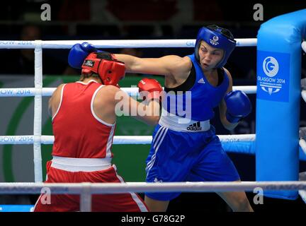 Kanadas Ariane Fortin (rot) im Kampf gegen den walisischen Lauren Price in the Women's Middle (69 - 75kg  Halbfinale 1 beim SECC, während der Commonwealth Games 2014 in Glasgow. Stockfoto