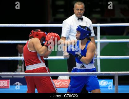 Kanadas Ariane Fortin (rot) im Kampf gegen den walisischen Lauren Price in the Women's Middle (69 - 75kg  Halbfinale 1 beim SECC, während der Commonwealth Games 2014 in Glasgow. Stockfoto