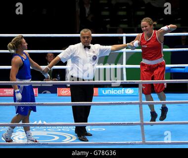 Die kanadische Ariane Fortin (rot) feiert ihren Sieg gegen den walisischen Lauren Price in der Frauenmittelzeit (69 - 75 kg  Halbfinale 1 beim SECC, während der Commonwealth Games 2014 in Glasgow. Stockfoto