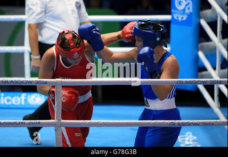 Die kanadische Ariane Fortin (rot) im Kampf gegen den walisischen Lauren Price im Women's Middle 69 - 75 kg Halbfinale 1 beim SECC während der Commonwealth Games 2014 in Glasgow. Stockfoto