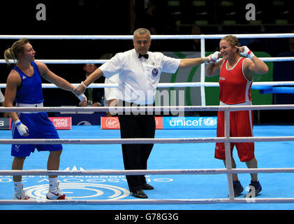 Die kanadische Ariane Fortin (rot) feiert ihren Sieg gegen den walisischen Lauren Price im Women's Middle 69 - 75 kg Halbfinale 1 beim SECC während der Commonwealth Games 2014 in Glasgow. Stockfoto