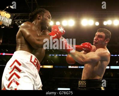 Cut Vitali Klitschko (rechts) tauscht Schläge mit Lennox Lewis während der 6. Runde aus, bevor der Eckarzt den Kampf am Ende dieser Runde beendet, wobei Lewis seine Titel WBC und IBO World Heavyweight Boxing in der Staples Center Arena in Los Angeles beibehielt. Stockfoto