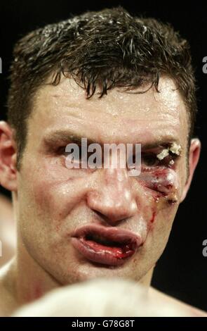 Das schlecht geschnittene Gesicht von Vitali Klitschko nach dem Eckarzt stoppt den Kampf am Ende der 6. Runde durch Schnitte um das linke Auge und Lennox Lewis behält seine WBC und IBO World Heavyweight Box Titel in der Staples Center Arena in Los Angeles. Stockfoto