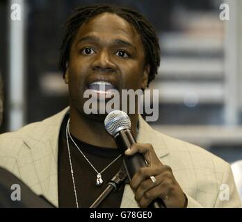 Der Schwergewichtboxer Chris Byrd, der die IBF-Titelgots hält, hat sowohl Lennox Lewis als auch Vitali Klitschko auf der Pressekonferenz nach Abschluss des Klitschko-Kampfes durch den Eckarzt am Ende der 6. Runde wegen eines schlechten Schnitts am linken Auge geendet. Lennox Lewis behält seine WBC- und IBO World Heavyweight-Boxtitel in der Staples Center Arena in Los Angeles. Stockfoto