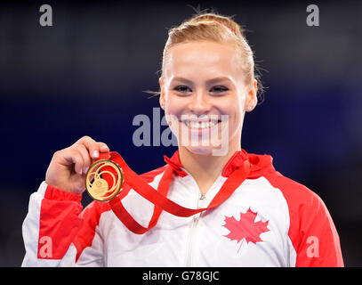 Die Goldmedaillengewinnerin Elsabeth Black aus Kanada auf dem Podium nach dem Women's Artistic Gymnastics Balance Beam Final beim SSE Hydro während der Commonwealth Games 2014 in Glasgow. Stockfoto