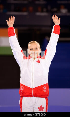 Die Goldmedaillengewinnerin Elsabeth Black aus Kanada auf dem Podium nach dem Women's Artistic Gymnastics Balance Beam Final beim SSE Hydro während der Commonwealth Games 2014 in Glasgow. Stockfoto