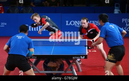 Die Engländerinnen Paul Drinkhall und Liam Pitchford in Aktion während ihres Doppelmatches mit Bronzemedaille auf dem Scotstoun Sports Campus, während der Commonwealth Games 2014 in Glasgow. Stockfoto