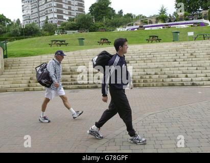 , KEINE HANDY-NUTZUNG Tim Henman geht am 'Henman Hill' im All England Club in South London vorbei, da die letzten Vorbereitungen vor dem Start der Wimbledon Tennis Championships 2003 getroffen werden. Stockfoto