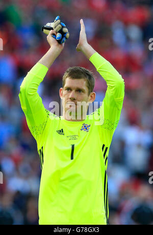 Nordirland Torhüter Michael McGovern begrüßt die Fans nach dem Schlusspfiff in der Runde der 16 Spiel im Parc de Princes, Paris. Stockfoto