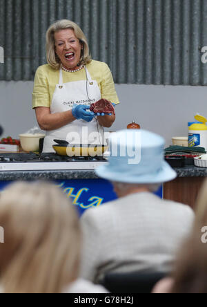 Königin Elizabeth II. Sieht sich eine Kochvorführung von Chefkoch Lady Claire MacDonald an, als sie die Turriff Show zum 150. Geburtstag in Turriff, Aberdeenshire, besuchte. Stockfoto