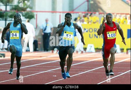 Dwain Chambers (Mitte) gewinnt die Männer 100m während der Norwich Union Super League im Gateshead International Stadium. Stockfoto