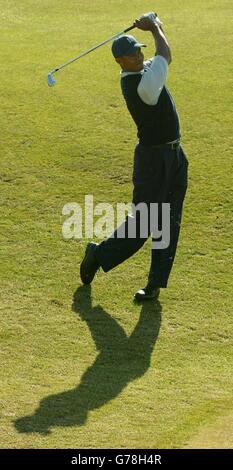 Tiger Woods - British Open Golf. NUR ZUR REDAKTIONELLEN VERWENDUNG, KEINE HANDYNUTZUNG : Tiger Woods während des Trainings auf dem Royal St. George s Golf Course, Sandwich, Kent, for the Open. Stockfoto