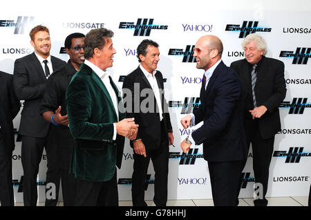 Kellan Lutz, Wesley Snipes, Sylvester Stallone, Antonio Banderas und Jason Statham und AVI Lerner bei der Premiere des neuen Films The Expendables III im Londoner Odeon Cinema. Stockfoto