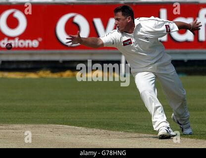 Yorkshire und England Spieler Darren Gough verfehlt den Ball nach dem Bowling gegen Durham am Riverside in Chester-Le Street. Stockfoto