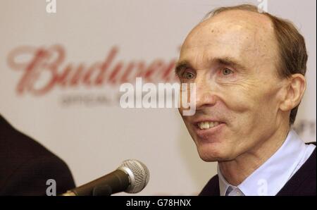 Formel 1 BMW Williams Teamchef Frank Williams spricht bei einer Pressekonferenz in London mit den Medien. Williams gab bekannt, dass sein Team einen Vertrag mit dem Brauer Anheuser-Busch unterzeichnet hat, damit Budweiser offizieller Sponsor wird. Stockfoto