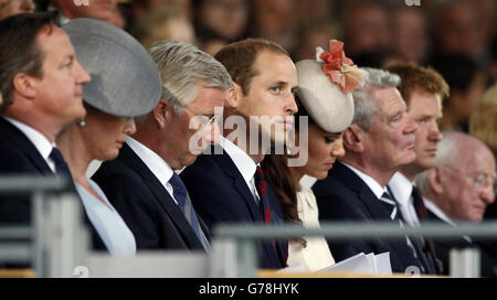 David Cameron, Königin Mathilde, König Philippe, der Herzog von Cambridge, die Herzogin von Cambridge, Joachim Gauck und Prinz Harry während eines Gedenkgottesdienstes auf dem St. Symphorien Friedhof anlässlich des 100. Jahrestages des Ersten Weltkriegs. Stockfoto