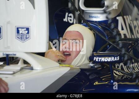 Der Deutsche Ralf Schumacher wartet in seinem BMW Williams während des freien Trainings in Sliverstone auf den britischen Grand Prix. 23/02/04: Ralf gibt zu, dass er BMW-Williams zum Ende der kommenden Saison verlassen kann, wenn seine Zukunft im Team nicht schnell gelöst ist. Frank Williams will den Deutschen im nächsten Jahr behalten und sucht bereits nach einem neuen Fahrer, nachdem Juan Pablo Montoya sich 2005 für McLaren entschieden hat. Stockfoto