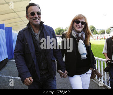 Bruce Springsteen mit Patti Scialfa, nachdem sie ihre Tochter Jessica Springsteen bei der Dublin Horse Show im RDS, Dublin, beim Wettkampf beobachtet hatte. Stockfoto