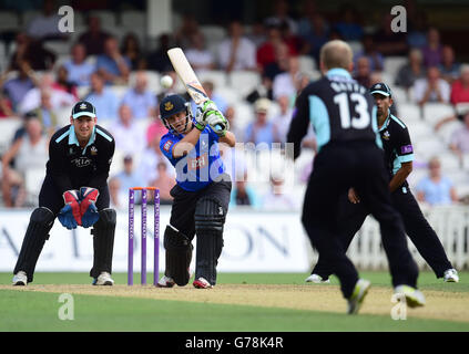 Cricket - Royal London One Day Cup - Surrey / Sussex - Kia Oval. Craig Cachopa von Sussex schlägt die Bowlingbahn von Gareth Batty von Surrey Stockfoto