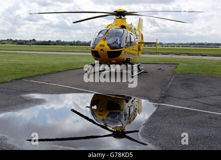 Ein East Anglian Air Ambulance vor dem Start vom Cambridge Airport in Cambridgeshire. Der Herzog von Cambridge wird als Pilot für den Krankenwagen trainieren, bevor er im nächsten Jahr eine Vollzeitfunktion übernimmt, hat Kensington Palace bestätigt. Stockfoto