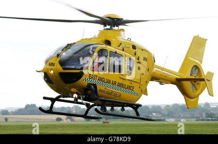 Ein East Anglian Air Ambulance, der vom Cambridge Airport in Cambridgeshire abhebt. Der Duke of Cambridge wird als Pilot für den Krankenwagen trainieren, bevor er im nächsten Jahr eine Vollzeitfunktion übernimmt, hat Kensington Palace bestätigt. Stockfoto