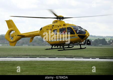 Ein East Anglian Air Ambulance, der vom Cambridge Airport in Cambridgeshire abhebt. Der Duke of Cambridge wird als Pilot für den Krankenwagen trainieren, bevor er im nächsten Jahr eine Vollzeitfunktion übernimmt, hat Kensington Palace bestätigt. Stockfoto