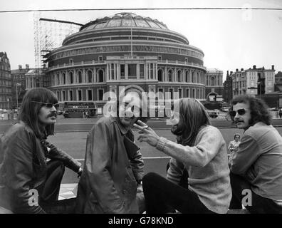 The Soft Machine (l-r) Mike Ratledge, Hugh Hopper, Robert Wyatt und Elton Dean vor der Royal Albert Hall. Sie werden in der ersten "Pop-Prom" auftreten, die live im BBC Radio 3 ausgestrahlt wird. Stockfoto