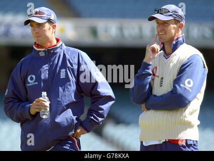 FÜR . KEINE KOMMERZIELLE NUTZUNG. England Cricketspieler Michael Vaughan (links) und John Crawley am Melbourne Cricket Ground, Melbourne, Australien. Stockfoto