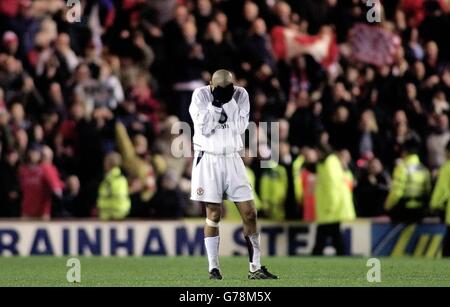 Manchester United Mittelfeldspieler Juan Sebastian Veron bedeckt sein Gesicht, während sein Team während des Barclaycard Premiership-Spiels im Cellnet Riverside Stadium, Middlesbrough, ein weiteres gegen Middlesbrough einräumen wird. Endstand 3-1 für Midlesborough. Stockfoto