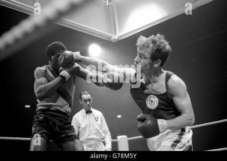 Der schottische Tom Imrie (rechts) fällt dem sambischen Julius Luipa während des leichten Boxfinales im Achtel bei den Commonwealth Games in Edinburgh einen Schlag ins Gesicht. Stockfoto