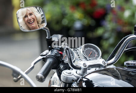 Die Herzogin von Cornwall wird im Flügelspiegel eines Triumph Thunderbird Motorrads gesehen, als sie an einem Empfang teilnimmt, um den Erfolg der Scottish Baton Pass Challenge des Royal Voluntary Service in Edinburgh City Chambers, Edinburgh im Rahmen ihres jährlichen Besuchs in Schottland zu feiern. Stockfoto