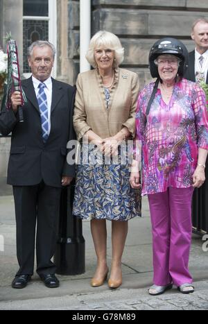 Die Herzogin von Cornwall beobachtet die Stabübergabe von Dominic McCreadie und Margaret Collinson, während sie an einem Empfang teilnimmt, um den Erfolg der Scottish Baton Pass Challenge des Royal Voluntary Service in Edinburgh City Chambers, Edinburgh im Rahmen ihres jährlichen Besuchs in Schottland zu feiern. Stockfoto