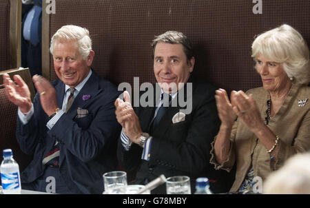 Der Prinz von Wales und die Herzogin von Cornwall, zusammen mit dem Musiker Jools Holland (Mitte), besuchen im Rahmen ihres jährlichen Besuchs in Schottland eine Jazzaufführung von Stephanie Trick im Tron Kirk im Rahmen des Edinburgh Jazz and Blues Festivals in Edinburgh. Stockfoto