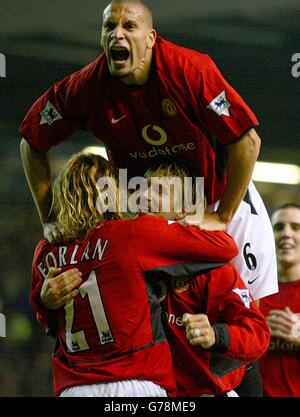 Manchester United's David Beckham feiert mit Diego Forlan und Rio Ferdinand nach dem zweiten Tor seiner Seiten, während ihrer FA Barclaycard Premiership Spiel auf Manchester Utd Old Trafford Boden. Man Utd besiegte Birmingham 2:0. Stockfoto