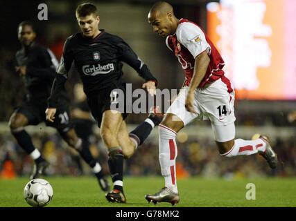 Thierry Henry von Arsenal (links) in Aktion gegen Steven Gerrard von Liverpool während ihres FA Barclaycard Premiership-Spiels auf Arsenals Highbury Ground in London. Stockfoto