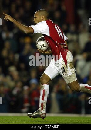 Thierry Henry von Arsenal (rechts) feiert den Ausgleich vom Strafplatz während ihres FA Barclaycard Premiership-Spiels gegen Liverpool auf Arsenals Highbury Ground in London.Arsenal zog 1-1 mit Liverpool. Stockfoto