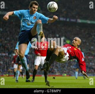 Juan Veron von Manchester United (rechts) kämpft mit Kevin Kilbane von Sunderland während des Spiels der FA Barclaycard Premiership in Old Trafford, Manchester. Stockfoto