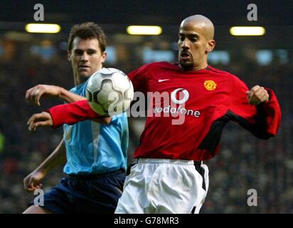 Juan Veron von Manchester United (rechts) kämpft mit Kevin Kilbane von Sunderland während des Spiels der FA Barclaycard Premiership in Old Trafford, Manchester. Stockfoto