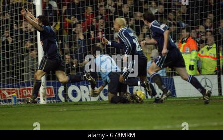 Walsalls Gareth Ainsworth gleicht sich gegen Nottingham Forest aus, während der Nationwide Division One im City Ground in Nottingham. KEINE INOFFIZIELLE CLUB-WEBSITE. Stockfoto