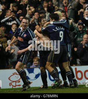 Walsalls Gareth Ainsworth gleicht sich gegen Nottingham Forest aus, während der Nationwide Division One im City Ground in Nottingham. KEINE INOFFIZIELLE CLUB-WEBSITE. Stockfoto