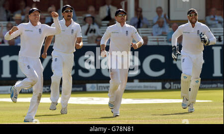 Englands Joe Root, Alastair Cook, Ian Bell feiern, nachdem Matt Prior den Fang von Indiens Cheteshwar Pujara am dritten Tag des zweiten Tests auf dem Lord's Cricket Ground, London, gewonnen hatte. Stockfoto