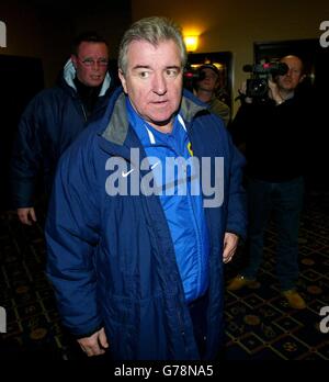 Der Manager von Leeds United, Terry Venables, kommt zu einer Pressekonferenz in Leeds über seine Zukunft an der Elland Road, nachdem der Club zugestimmt hatte, Jonathan Woodgate an Newcastle zu verkaufen. * der ehemalige England-Chef, der gedroht hatte, seine Position zu prüfen, wenn Leeds ein Angebot für Woodgate angenommen hatte, war unverbindlich in Bezug auf seine Zukunft und sagte, er wolle keine knieruckartige Reaktion machen. Stockfoto