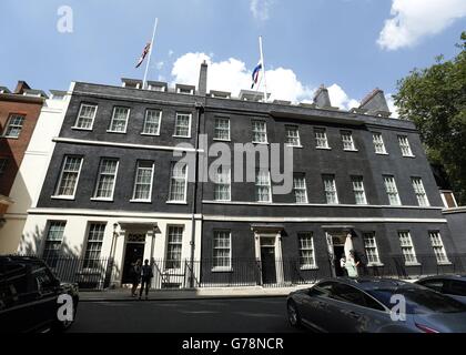 Die Flaggen des Vereinigten Königreichs (links) und der Niederlande (rechts) fliegen am halben Mast über den Nummern 10 und 11 Downing Street, London. Stockfoto