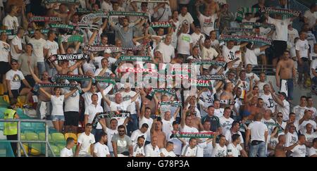 Legia Warszawa-Fans feiern im Tallaght Stadium, Dublin, den Sieg über St. Patrickls Athletic im Spiel der zweiten Qualifikationsrunde der UEFA Champions League. Stockfoto
