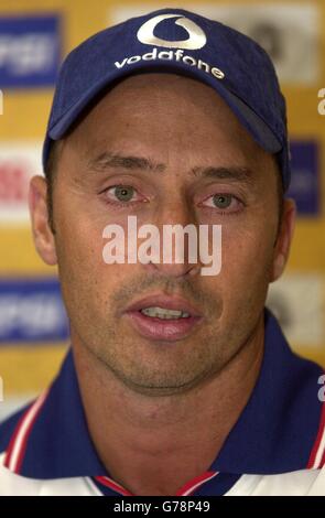 NUR ZUR REDAKTIONELLEN VERWENDUNG - KEINE KOMMERZIELLEN VERKÄUFE: England Cricket-Kapitän Nasser Hussain während einer Pressekonferenz im Team-Hotel in Port Elizabeth, Südafrika. * England Kapitän Nasser Hussain war erfreut, dass das England und Wales Cricket Board heute Schulter an Schulter mit seinen Spielern in der Simbabwe-Frage stand. Die EZB gab bekannt, dass sie beim Technischen Ausschuss der Fußballweltmeisterschaft ein Plädoyer dafür ausgesprochen hat, dass das Spiel gegen Simbabwe im Februar 13 aus Sicherheitsgründen an einen südafrikanischen Veranstaltungsort verlegt wird. Stockfoto