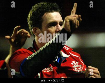 Mark Jones von Llanelli feiert seinen Last-Minute-Versuch während des Spiels der Welsh League im Strady Park. Endergebnis Llanelli 39 Cardiff 26 . Stockfoto