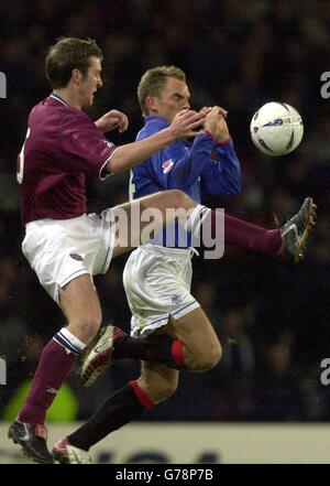 Ronald De Boer der Rangers hält Hearts Andrew Webster während ihres Halbfinalmatches im CIS Insurance Cup in Hampden Park zurück. Stockfoto