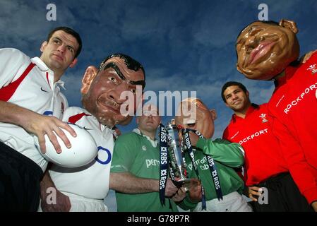 Von links - Martin Johnson (England), Keith Wood (Irland) und Colin Charvis (Wales) mit ihren 'Big Head'-Teilen beim Start des RBS 6 Nations Tournament im Hyde Park. Stockfoto